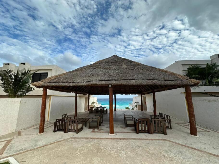 Amazing Beachfront Apartment Cancún Esterno foto